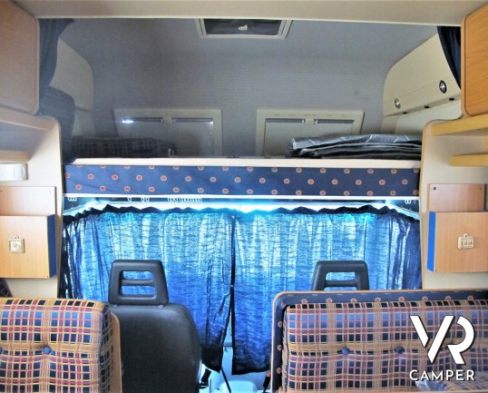 Laika Ecovip 2 I camper usato mansardato 5 posti letto, dotato di veranda, pannello solare, doppio serbatoio acque chiare. Su motore Iveco