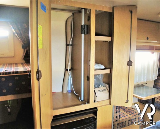 Laika Ecovip 2 I camper usato mansardato 5 posti letto, dotato di veranda, pannello solare, doppio serbatoio acque chiare. Su motore Iveco