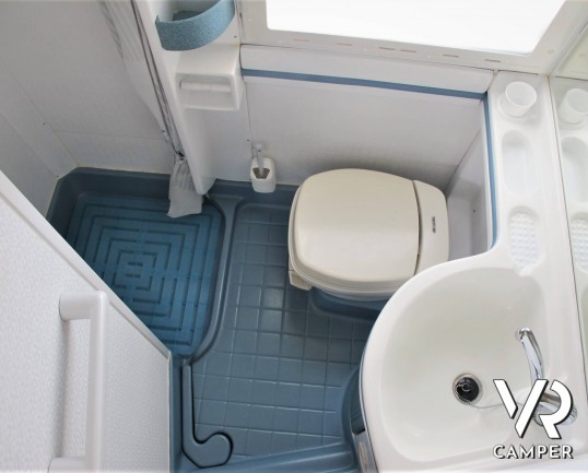 Laika Ecovip 2 I camper usato mansardato 5 posti letto, dotato di veranda, pannello solare, doppio serbatoio acque chiare. Su motore Iveco