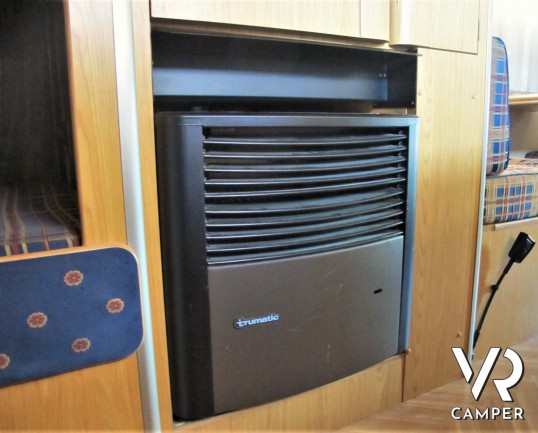 Laika Ecovip 2 I camper usato mansardato 5 posti letto, dotato di veranda, pannello solare, doppio serbatoio acque chiare. Su motore Iveco