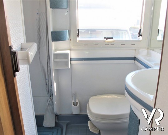 Laika Ecovip 2 I camper usato mansardato 5 posti letto, dotato di veranda, pannello solare, doppio serbatoio acque chiare. Su motore Iveco