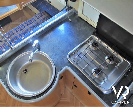 Laika Ecovip 2 I camper usato mansardato 5 posti letto, dotato di veranda, pannello solare, doppio serbatoio acque chiare. Su motore Iveco