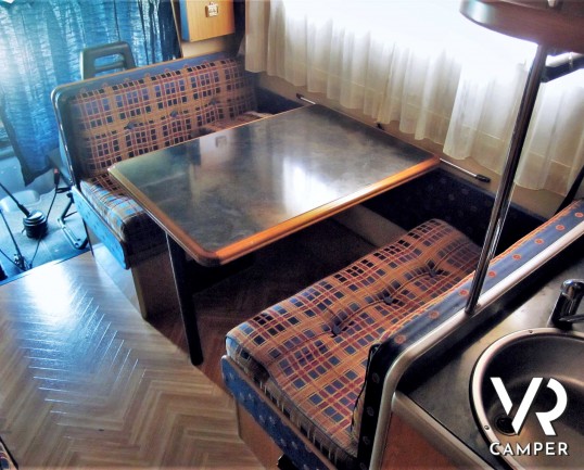 Laika Ecovip 2 I camper usato mansardato 5 posti letto, dotato di veranda, pannello solare, doppio serbatoio acque chiare. Su motore Iveco