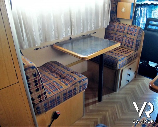 Laika Ecovip 2 I camper usato mansardato 5 posti letto, dotato di veranda, pannello solare, doppio serbatoio acque chiare. Su motore Iveco