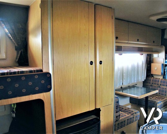 Laika Ecovip 2 I camper usato mansardato 5 posti letto, dotato di veranda, pannello solare, doppio serbatoio acque chiare. Su motore Iveco