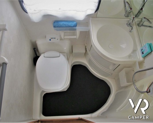 McLouis Lagan 411 - camper mansardato usato con 6 posti letto, portabici, veranda, II serbatoio acqua potabile e antenna TV. In vendita a Druento - To