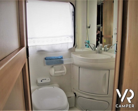 McLouis Lagan 411 - camper mansardato usato con 6 posti letto, portabici, veranda, II serbatoio acqua potabile e antenna TV. In vendita a Druento - To