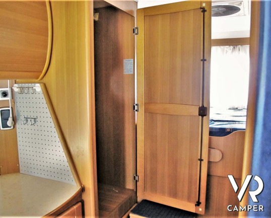 Roller Team Garage - camper usato mansardato con 6 posti letto, letto matrimoniale in coda, bagno con doccia separata, su motore Ford 125 CV