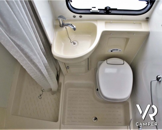 Blu Camp - camper mansardato usato con letti a castello, bagno con doccia separata, portabici, veranda. In vendita da Italia VR a Torino - Druento