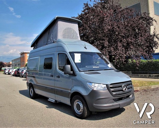 Hymer FREE 600 S: camper furgonato ex noleggio, anno 2020, colore grigio ferro, 4 posti letto, con letto sul tetto sollevabile, su base Mercedes 160 cv.