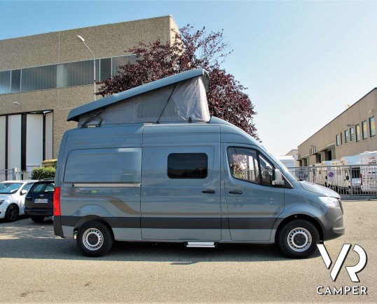 Hymer FREE 600 S: camper furgonato ex noleggio, anno 2020, colore grigio ferro, 4 posti letto, con letto sul tetto sollevabile, su base Mercedes 160 cv.