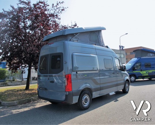 Hymer FREE 600 S: camper furgonato ex noleggio, anno 2020, colore grigio ferro, 4 posti letto, con letto sul tetto sollevabile, su base Mercedes 160 cv.