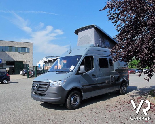Hymer FREE 600 S: camper furgonato ex noleggio, anno 2020, colore grigio ferro, 4 posti letto, con letto sul tetto sollevabile, su base Mercedes 160 cv.