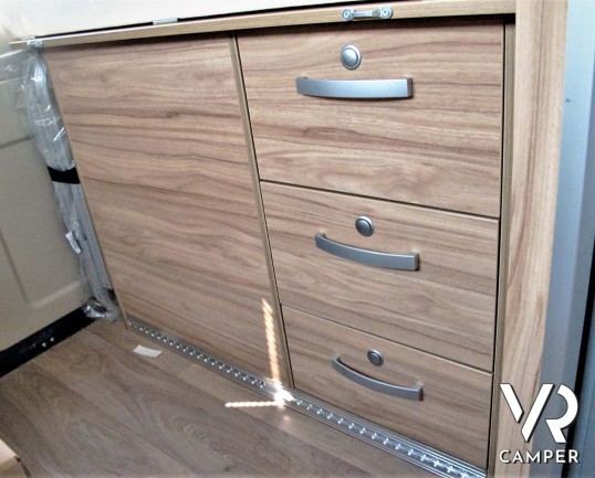 Hymer Van Ayers Rock - camper furgonato nuovo 2020 colore blu, 4 posti letto. Furgone compatto con letto sul tetto. In Vendita da Italia VR a Torino -