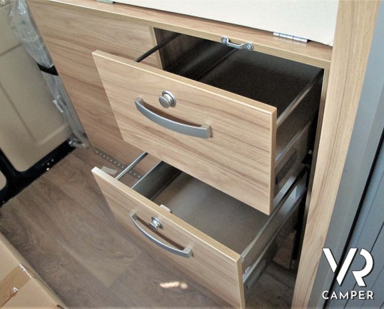 Hymer Van Ayers Rock - camper furgonato nuovo 2020 colore blu, 4 posti letto. Furgone compatto con letto sul tetto. In Vendita da Italia VR a Torino -