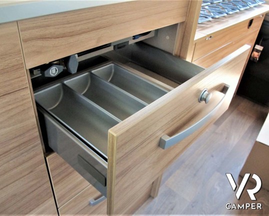 Hymer Van Ayers Rock - camper furgonato nuovo 2020 colore blu, 4 posti letto. Furgone compatto con letto sul tetto. In Vendita da Italia VR a Torino -