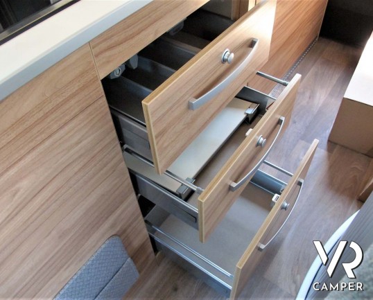 Hymer Van Ayers Rock - camper furgonato nuovo 2020 colore blu, 4 posti letto. Furgone compatto con letto sul tetto. In Vendita da Italia VR a Torino -