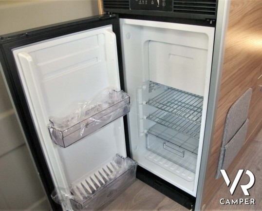 Hymer Van Ayers Rock - camper furgonato nuovo 2020 colore blu, 4 posti letto. Furgone compatto con letto sul tetto. In Vendita da Italia VR a Torino -