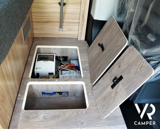 Hymer Van Ayers Rock - camper furgonato nuovo 2020 colore blu, 4 posti letto. Furgone compatto con letto sul tetto. In Vendita da Italia VR a Torino -