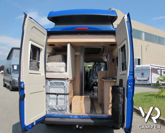 Hymer Van Ayers Rock - camper furgonato nuovo 2020 colore blu, 4 posti letto. Furgone compatto con letto sul tetto. In Vendita da Italia VR a Torino -