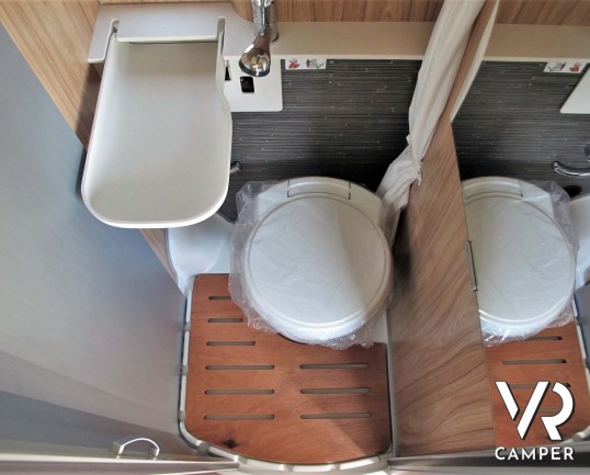 Hymer Van Ayers Rock - camper furgonato nuovo 2020 colore blu, 4 posti letto. Furgone compatto con letto sul tetto. In Vendita da Italia VR a Torino -