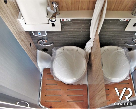 Hymer Van Ayers Rock - camper furgonato nuovo 2020 colore blu, 4 posti letto. Furgone compatto con letto sul tetto. In Vendita da Italia VR a Torino -