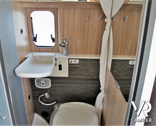 Hymer Van Ayers Rock - camper furgonato nuovo 2020 colore blu, 4 posti letto. Furgone compatto con letto sul tetto. In Vendita da Italia VR a Torino -
