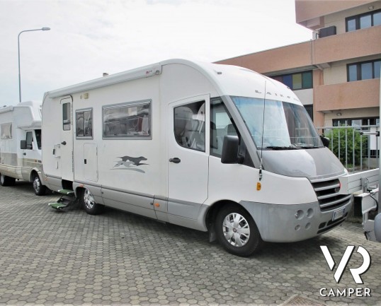 Laika Ecovip H 710 motorhome usato con 7 posti letto, ideale per famiglie, con veranda, climatizzatore, oscurante termico, portabici