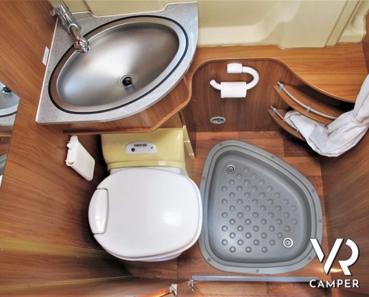 Possl Globecar: camper usato furgonato 4 posti omologati, dotato di veranda, condizionatore, portabici. Su Fiat Ducato 148 CV. In vendita da Italia VR