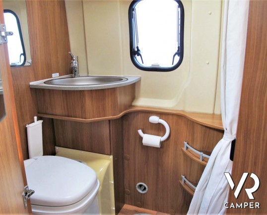 Possl Globecar: camper usato furgonato 4 posti omologati, dotato di veranda, condizionatore, portabici. Su Fiat Ducato 148 CV. In vendita da Italia VR