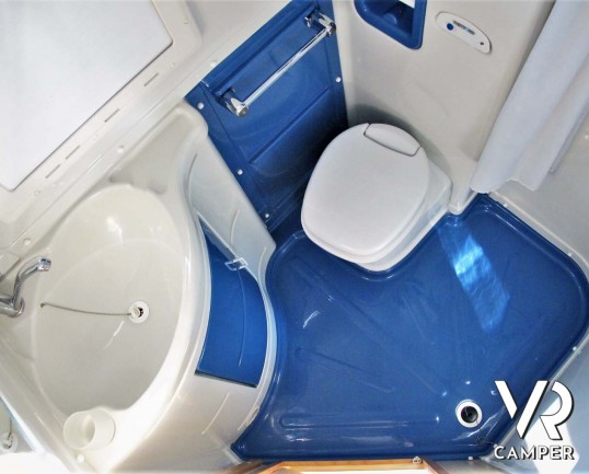 Wingamm Oasi 610 M: camper semintegrale usato dotato di veranda, portabici, antenna satellitare. Su motore Fiat Ducato 160 CV. In vendita da Italia VR