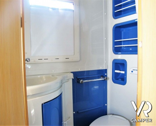 Wingamm Oasi 610 M: camper semintegrale usato dotato di veranda, portabici, antenna satellitare. Su motore Fiat Ducato 160 CV. In vendita da Italia VR