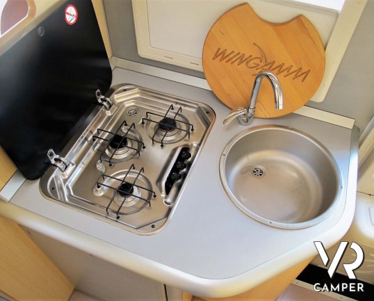 Wingamm Oasi 610 M: camper semintegrale usato dotato di veranda, portabici, antenna satellitare. Su motore Fiat Ducato 160 CV. In vendita da Italia VR