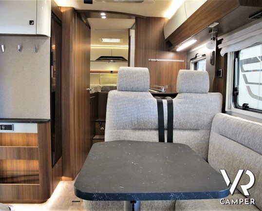 Hymer B MC-I 680: camper motorhome con garage, letti gemelli in coda, bagno e doccia separati, patente B. Su motore Mercedes-Benz 177 CV. In vndita da