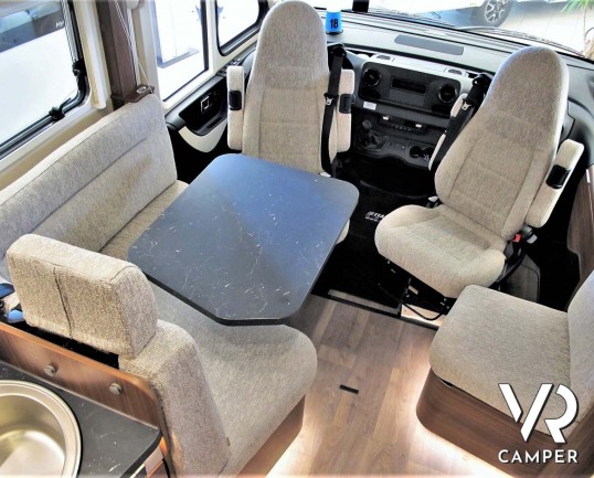 Hymer B MC-I 680: camper motorhome con garage, letti gemelli in coda, bagno e doccia separati, patente B. Su motore Mercedes-Benz 177 CV. In vndita da