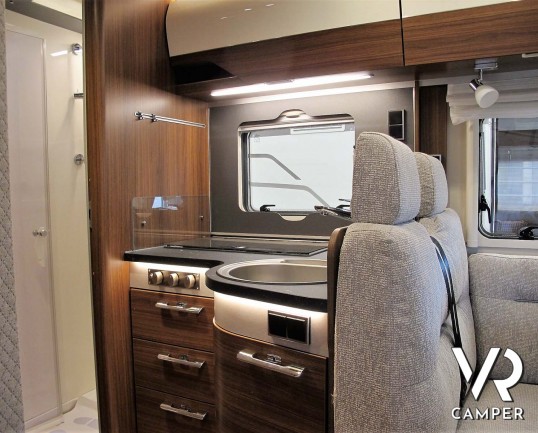 Hymer B MC-I 680: camper motorhome con garage, letti gemelli in coda, bagno e doccia separati, patente B. Su motore Mercedes-Benz 177 CV. In vndita da