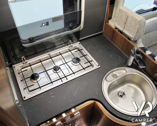 Hymer B MC-I 680: camper motorhome con garage, letti gemelli in coda, bagno e doccia separati, patente B. Su motore Mercedes-Benz 177 CV. In vndita da