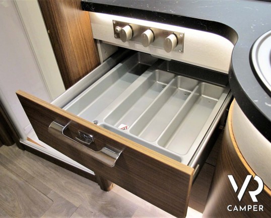 Hymer B MC-I 680: camper motorhome con garage, letti gemelli in coda, bagno e doccia separati, patente B. Su motore Mercedes-Benz 177 CV. In vndita da