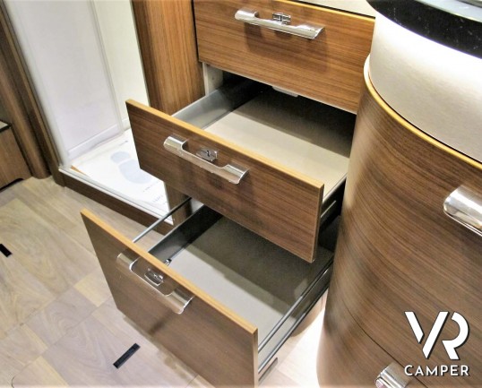 Hymer B MC-I 680: camper motorhome con garage, letti gemelli in coda, bagno e doccia separati, patente B. Su motore Mercedes-Benz 177 CV. In vndita da