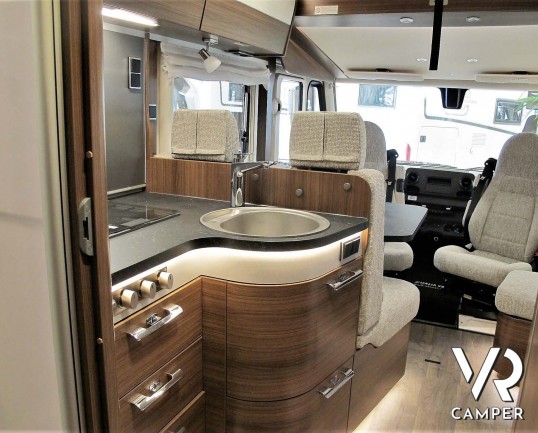 Hymer B MC-I 680: camper motorhome con garage, letti gemelli in coda, bagno e doccia separati, patente B. Su motore Mercedes-Benz 177 CV. In vndita da