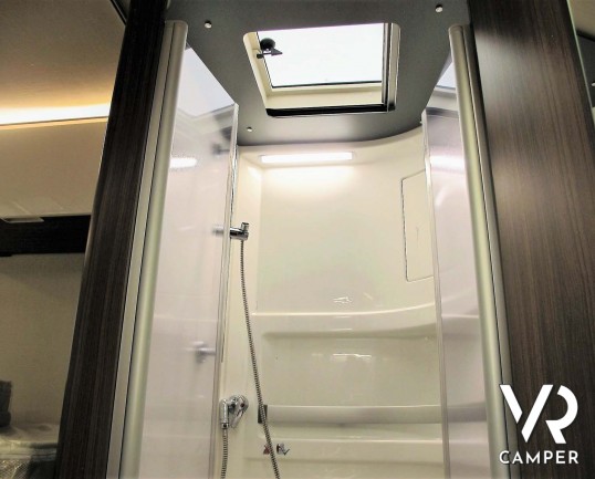 Hymer B MC-I 680: camper motorhome con garage, letti gemelli in coda, bagno e doccia separati, patente B. Su motore Mercedes-Benz 177 CV. In vndita da