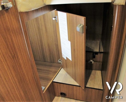 Hymer B MC-I 680: camper motorhome con garage, letti gemelli in coda, bagno e doccia separati, patente B. Su motore Mercedes-Benz 177 CV. In vndita da