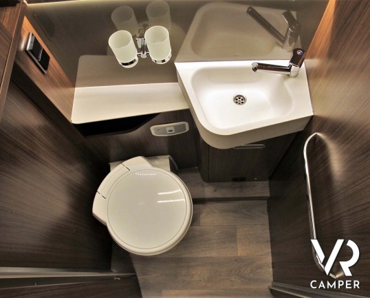 Hymer B MC-I 680: camper motorhome con garage, letti gemelli in coda, bagno e doccia separati, patente B. Su motore Mercedes-Benz 177 CV. In vndita da