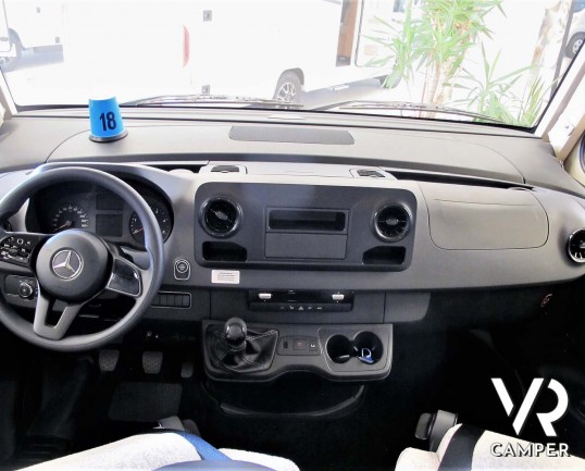 Hymer B MC-I 680: camper motorhome con garage, letti gemelli in coda, bagno e doccia separati, patente B. Su motore Mercedes-Benz 177 CV. In vndita da