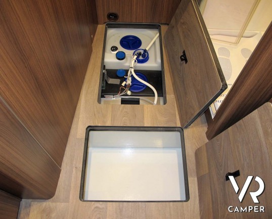 Hymer B MC-I 680: camper motorhome con garage, letti gemelli in coda, bagno e doccia separati, patente B. Su motore Mercedes-Benz 177 CV. In vndita da