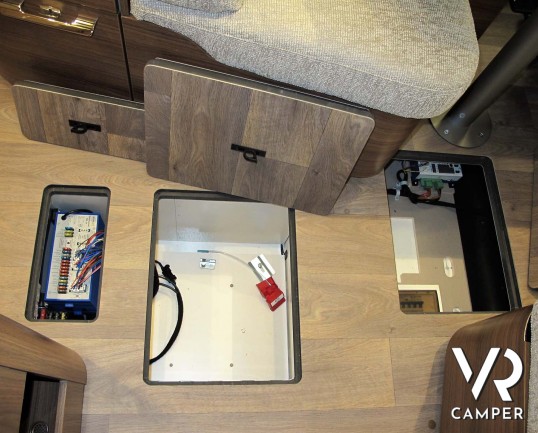 Hymer B MC-I 680: camper motorhome con garage, letti gemelli in coda, bagno e doccia separati, patente B. Su motore Mercedes-Benz 177 CV. In vndita da