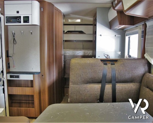 Camper nuovo semintegrale con letto matrimoniale, doppio pavimento, 4 posti letto, patente B. Su motore Mercedes-Benz 177 CV. In vendita da Italia VR