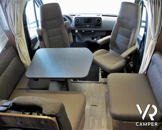 Camper nuovo semintegrale con letto matrimoniale, doppio pavimento, 4 posti letto, patente B. Su motore Mercedes-Benz 177 CV. In vendita da Italia VR