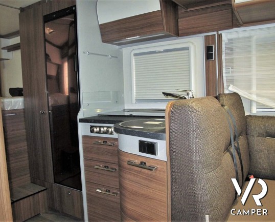 Camper nuovo semintegrale con letto matrimoniale, doppio pavimento, 4 posti letto, patente B. Su motore Mercedes-Benz 177 CV. In vendita da Italia VR