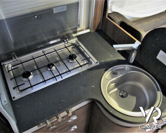 Camper nuovo semintegrale con letto matrimoniale, doppio pavimento, 4 posti letto, patente B. Su motore Mercedes-Benz 177 CV. In vendita da Italia VR